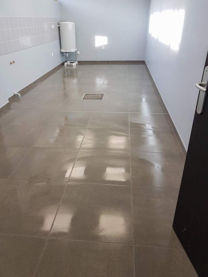 Des solutions de nettoyage adaptées aux exigences de l'industrie pour des locaux impeccables.